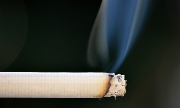 Dirigir fumando é proibido no Brasil?
