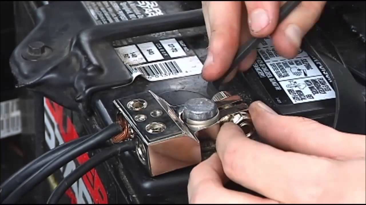 Bateria descarregada tem que ser retirada do veículo para ser carregada. Jamais fação isto com a bateria conectada no carro